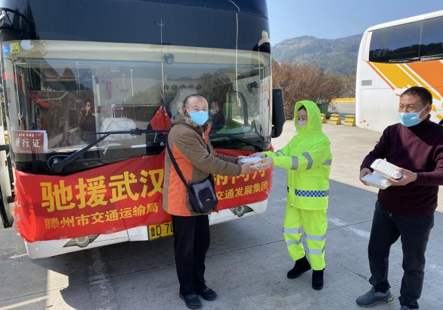 长岭关服务区给雷神山医院援建设者们送去简餐.jpg