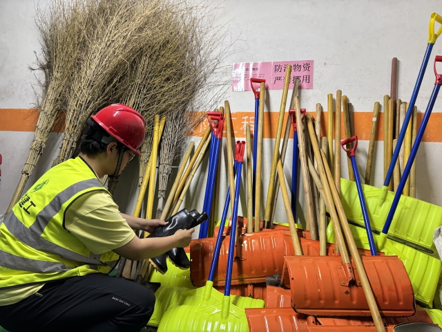 3乐业公寓改扩建项目安全员对防汛物资进行检查盘点。.jpg