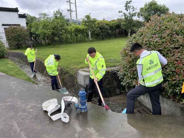 20黄山中心黟县收费站未雨绸缪，组织开展站点防汛抢险应急演练.JPG