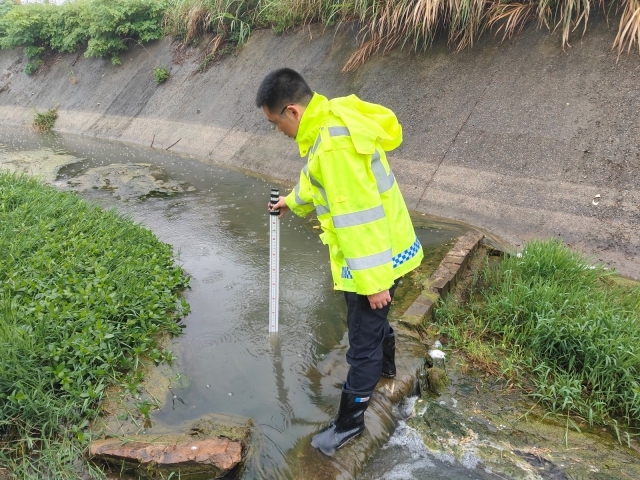 16芜湖管理中心繁昌站收费班长吴孙军测量收费站办公楼附件河水水位.jpg