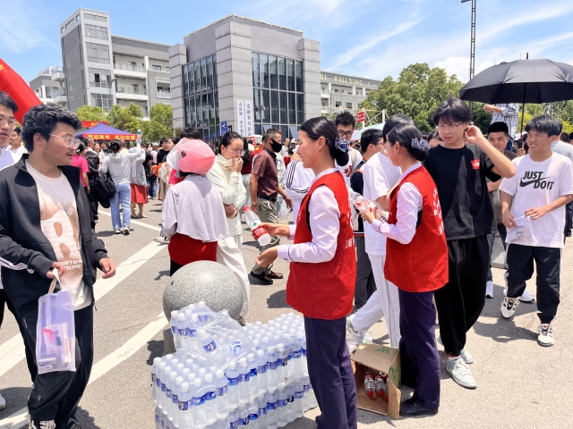 6月7日，德上高速淮南处寿县站畅淮青年服务志愿者吴瑞瑞、庄晓晓为考生提供饮水...JPG