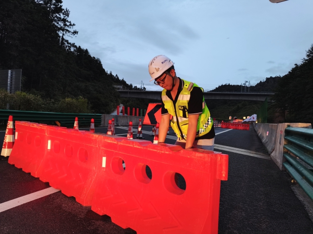 06 黄山中心祁门分中心养护工作人员检查加固涉路施工作业现场安全设施设置情况.jpg